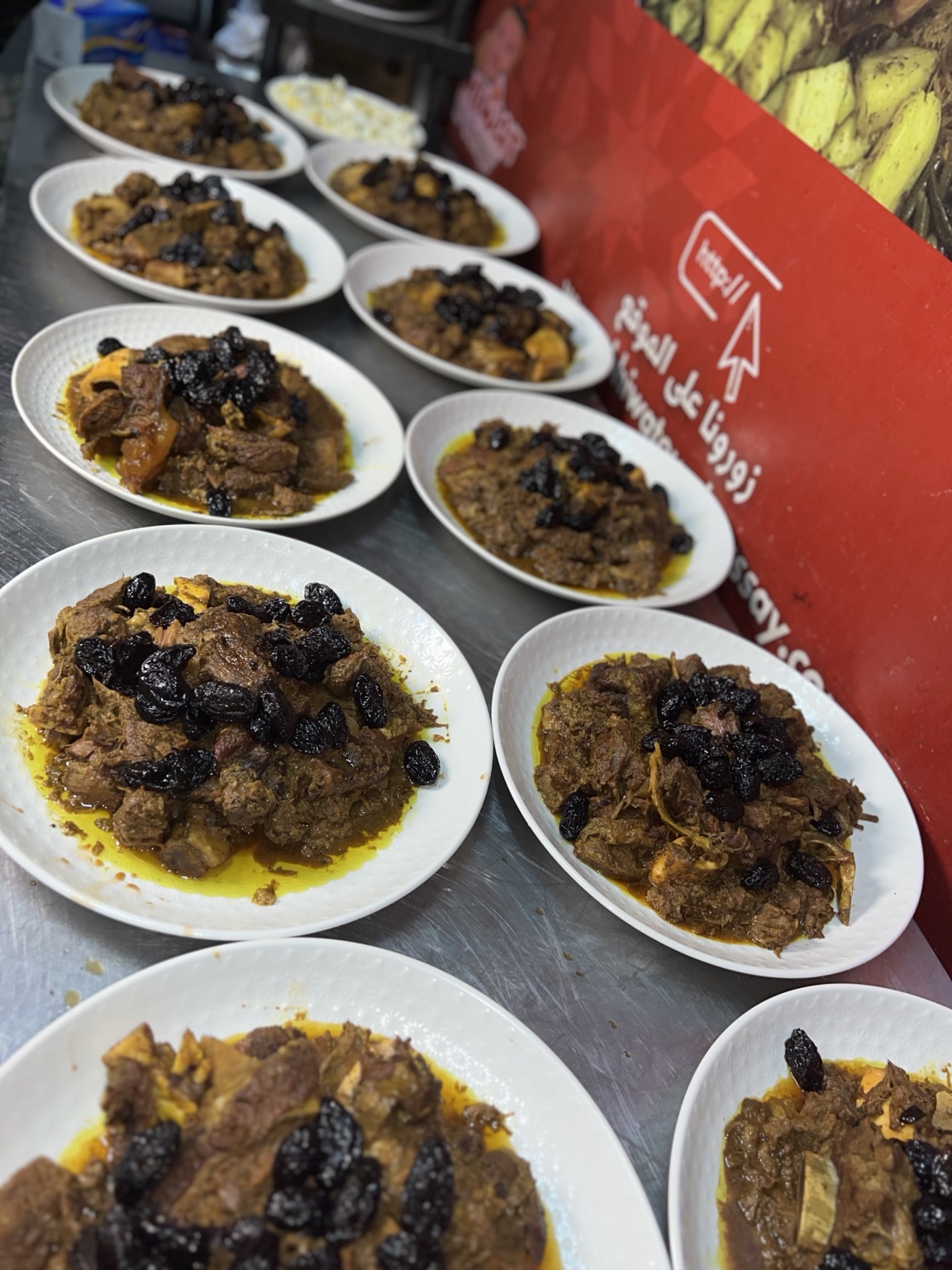 مجموعة أطباق اللحم بالبرقوق على طاولة التحضير في مطعم شهيوات أم قصي