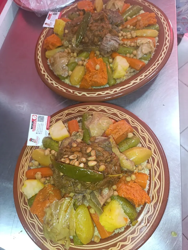 قصريتان من الكسكس باللحم والخضر والحمص في مطبخ شهيوات أم قصي بطنجة
