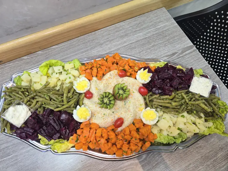 Niçoise salad with rice, vegetables and eggs from the Chhiwat Oum Koussay kitchen